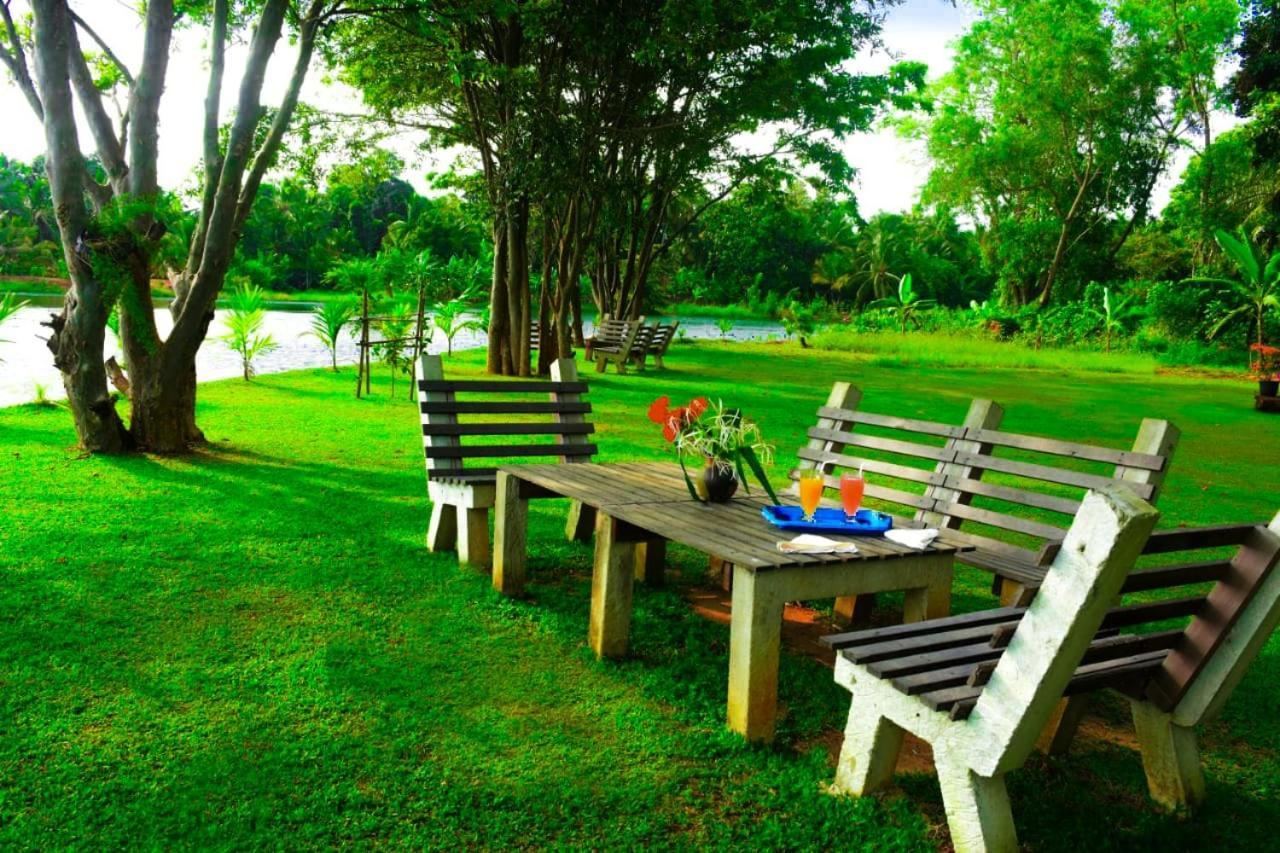 Canal Side Safari Resort Удавалаве Екстериор снимка