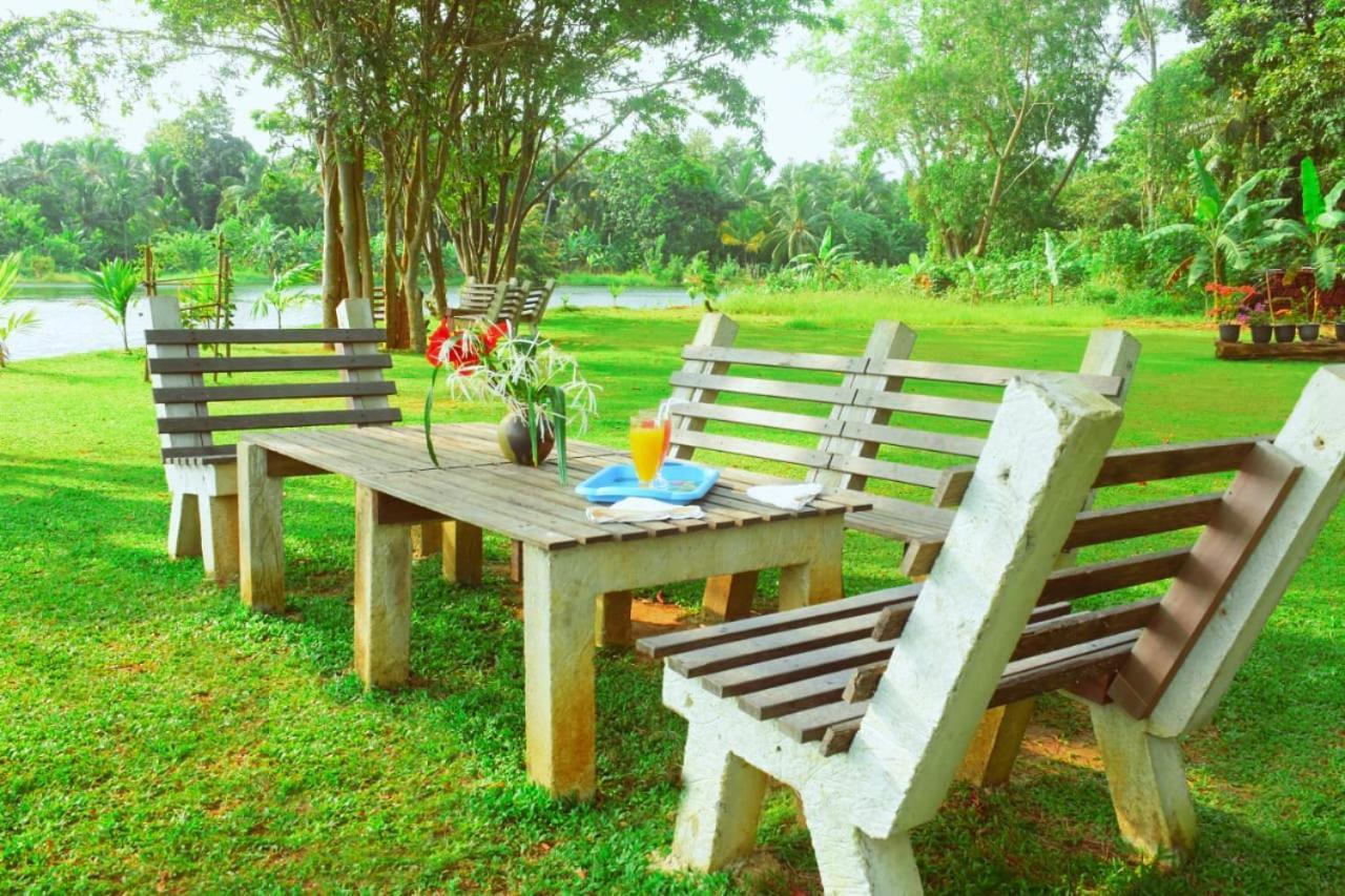 Canal Side Safari Resort Удавалаве Екстериор снимка